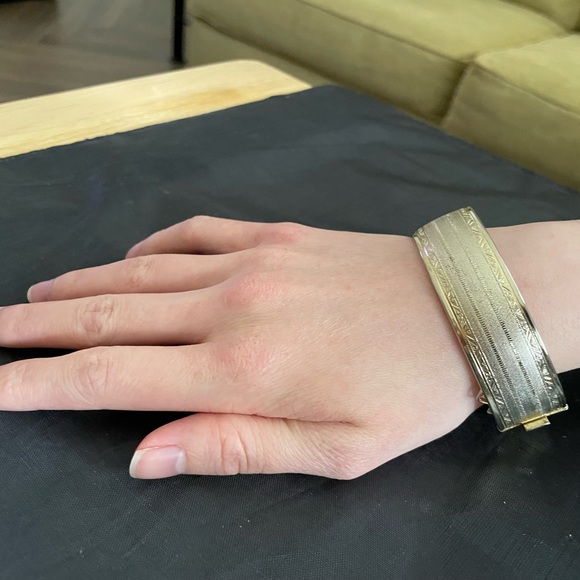 Vintage embossed shiny gold tone brass cuff bracelet with box tab clasp. - Picture 6 of 10